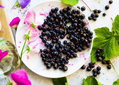 blackcurrants-fruits-summer-berries-plate-slowers=sweet-peas